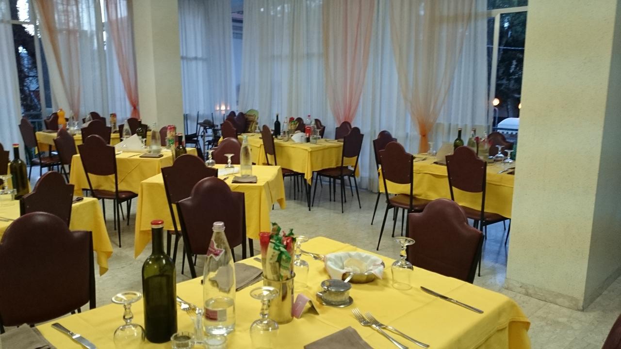 Hotel Savini Rimini Buitenkant foto