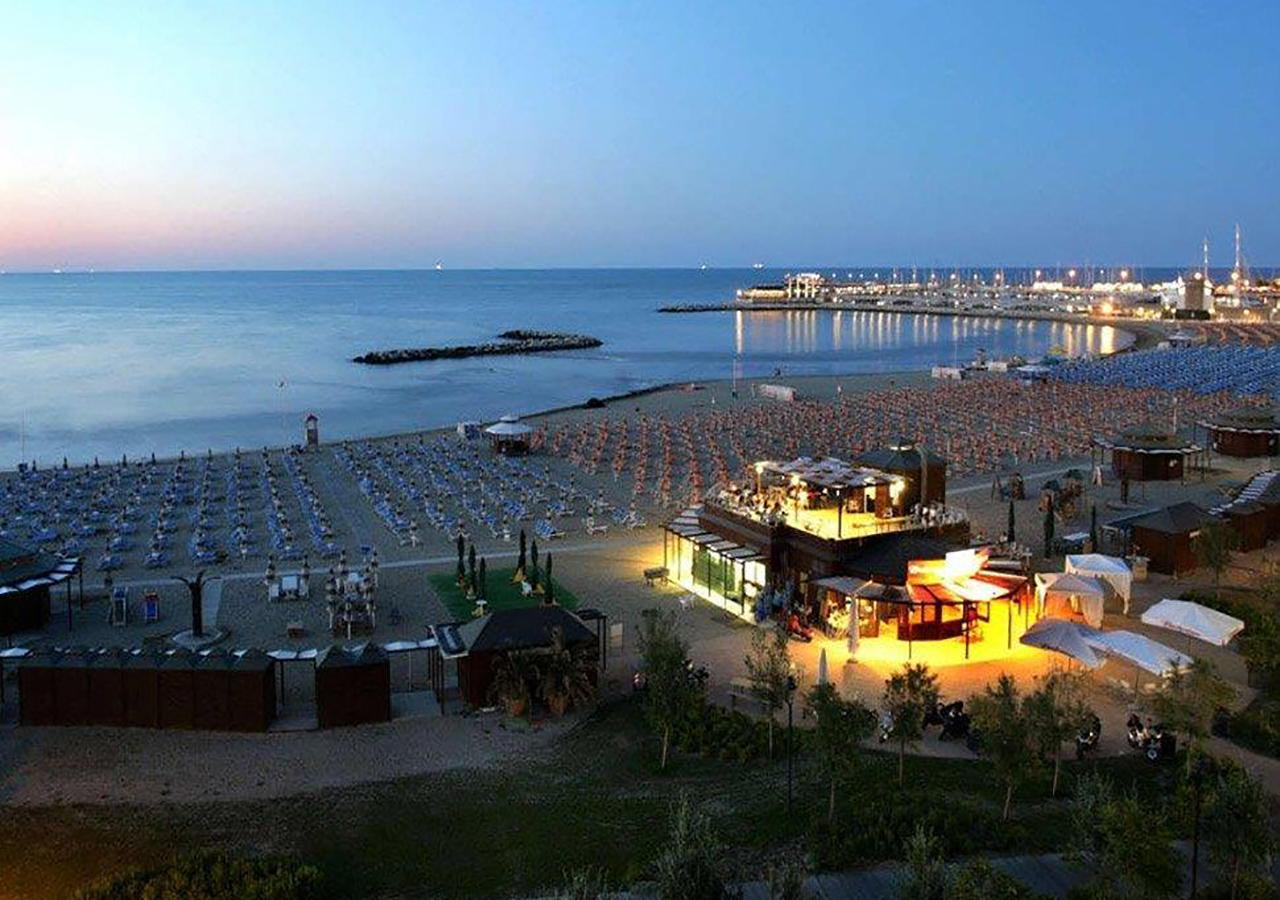 Hotel Savini Rimini Buitenkant foto