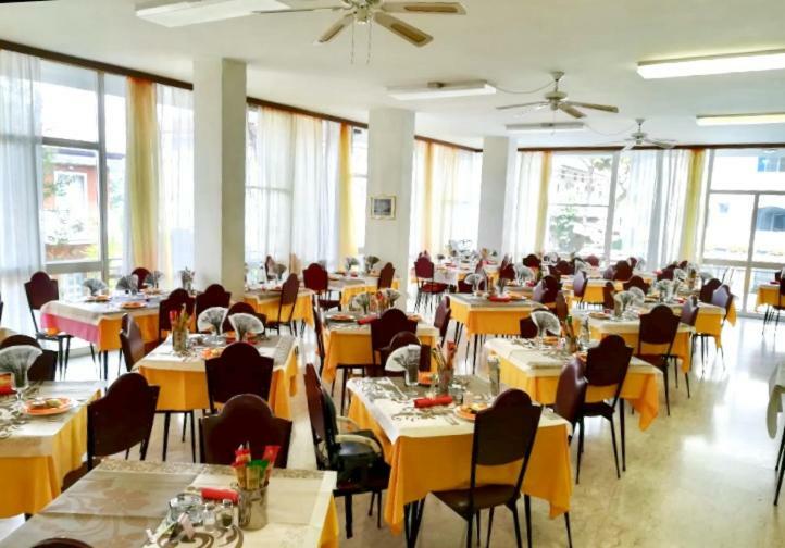 Hotel Savini Rimini Buitenkant foto