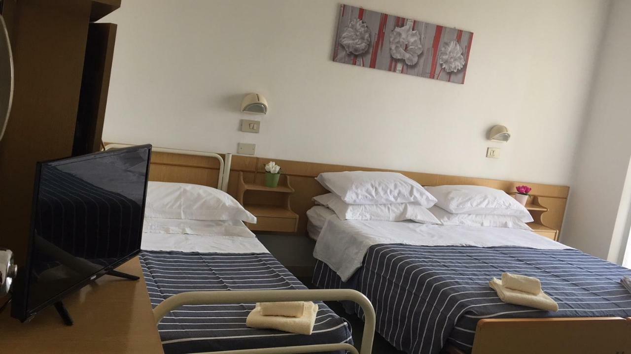 Hotel Savini Rimini Buitenkant foto
